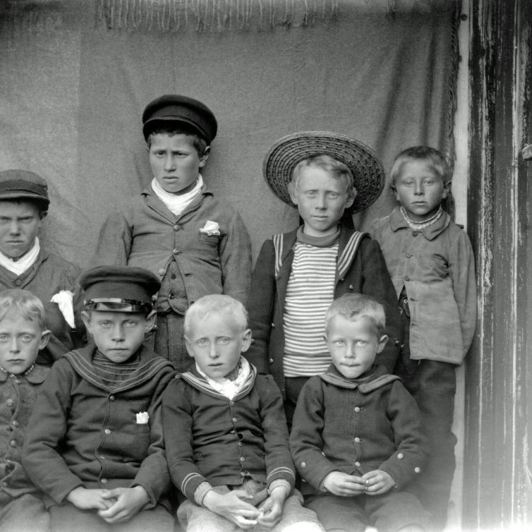 Ungir drengir í Grímsey 1902.
Aftari röð frá vinstri:
Kristinn Kristmundsson Neðri-Sandvík, bjó lengst af í gamla Miðgarðabænum.
Valdimar Jónsson Borgum.
Ásgeir Matthíasson Miðgörðum.
Baldvin Sigurbjörnsson Ytri-Grenivík.
Fremri röð frá vinstri: 
Guðjón Eiríksson Syðri-Grenivík.
Haraldur Ingvarsson Syðri-Sveinagörðum. 
Halldór Eiríksson Syðri-Grenivík.
Sigurður Halldórsson Neðri-Sandvík.