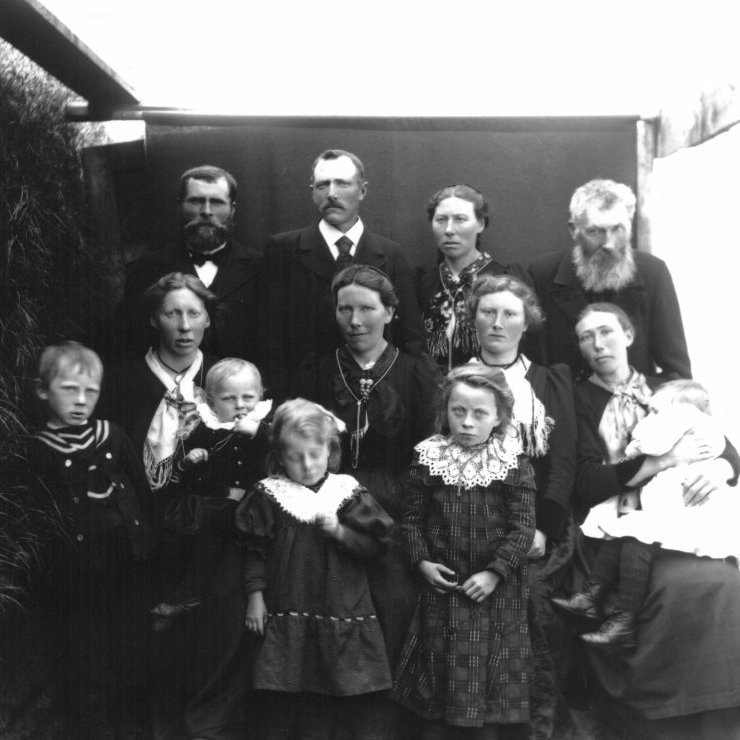 Fjölskyldan á Kambi Reykhólasveit, dætur af fyrra hjónabandi, tengdasynir og börn þeirra. Fremst til hægri síðari kona, Lilja Jónsdóttir og dóttir þeirra Guðrún. Myndin tekin ca. 1889-1910.