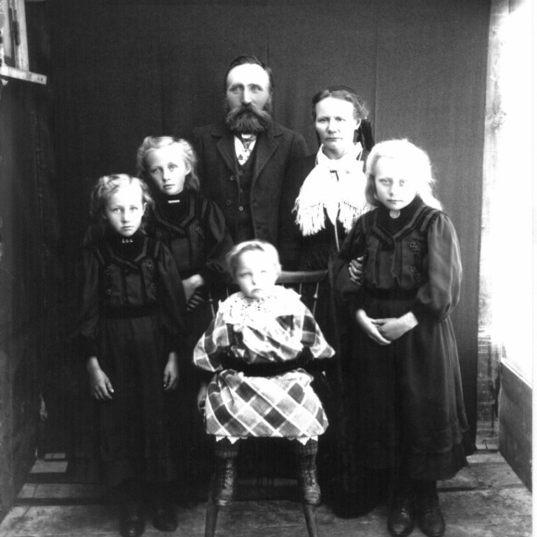 Óþekkt fjölskylda. Myndin tekin ca. 1889-1910.