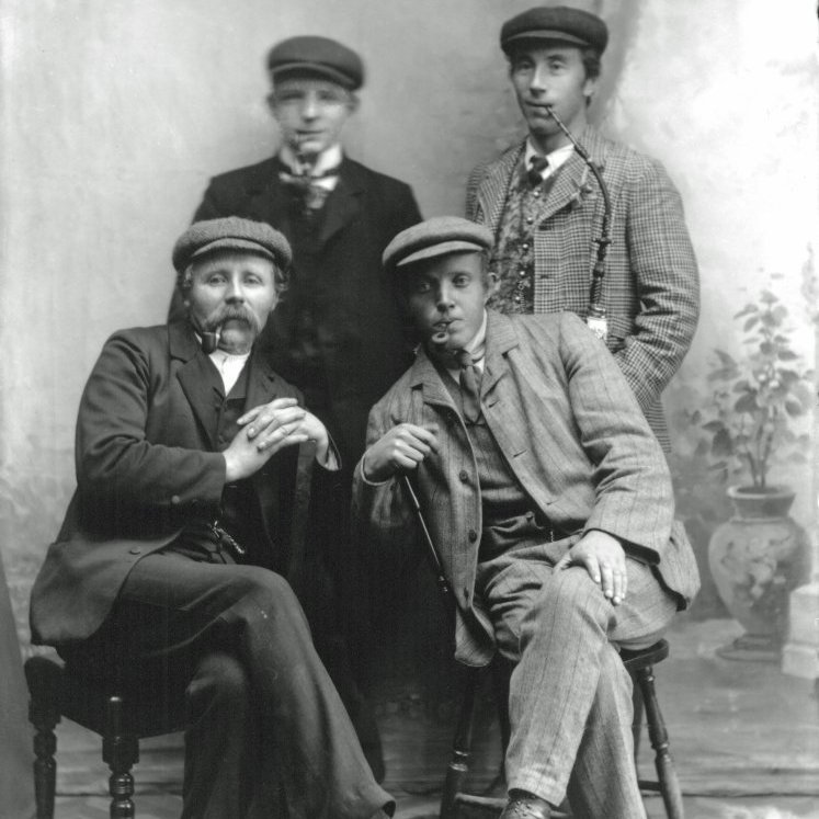 Fremri röð frá vinstri: Eiríkur Þorbergsson ljósmyndari og smiður, Þórarinn Stefánsson bóksali og hreppstjóri. Aftari röð frá vinstri: Jón Björnsson kaupmaður og Sigurður Sigfússon Bjarklind kaupfélagsstjóri. Allir með pípu.