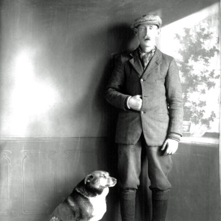 Stefán Bjarnason  (Stebbi small) og hundur hans. Sonur Guðrúnar ljósmóðir Eldjárnsdóttur og f.m.h. Bjarna afgreiðslumanns á Sauðárkróki Jóhannessonar. Uppnefndur Stebbi smoll. Ókv. og bl.