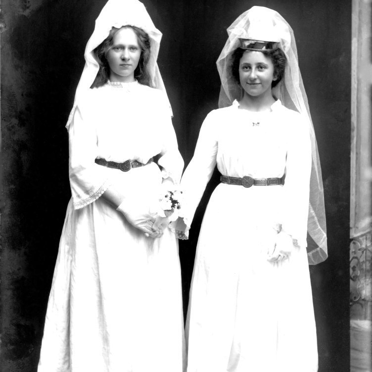 Helga Bjarnadóttir Vallholti og Friðrika Sigfúsdóttir Halldórsstöðum í Reykjadal. Helga var dóttir Bjarna Bjarnarsonar sölustjóra á Húsavík og móðir Heimis Bjarnasonar læknis. Fluttist til Reykjavíkur. Myndin tekin ca. 1889-1920.