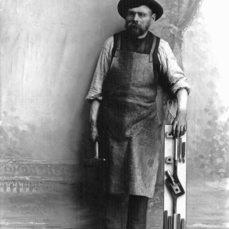 Árni Magnússon. Hann varð frægur fyrir að smíða klúbbinn. Myndin tekin um 1889-1920.