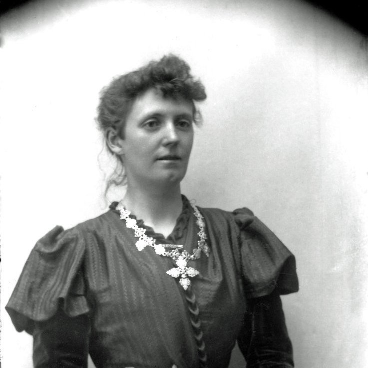 Lizzie Þórarinsson (f. 08.05.1875 - d. 20.03.1962). Hét Elisabeth Mack Donald Grant, áður en hún giftist Páli Þórarinssyni frá Halldórsstöðum 1894 - þekkt fyrir söngrödd sína. Myndin tekin um 1889-1920.