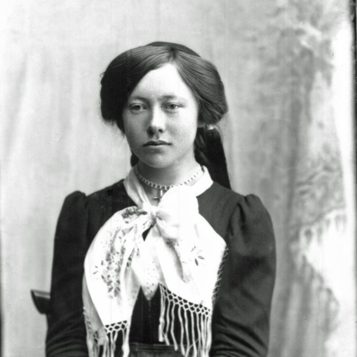 Jónasína Halldórsdóttir (f. 15.10.1895 - d. 08.11.1968) Hólmavaði. Dóttir Halldórs bónda í Hraunkoti Þorgrímssonar og k.h. Guðrúnar Sigurborgar Jónasdóttur. Maður: Benedikt Kristjánsson. Myndin tekin um 1910-1920.