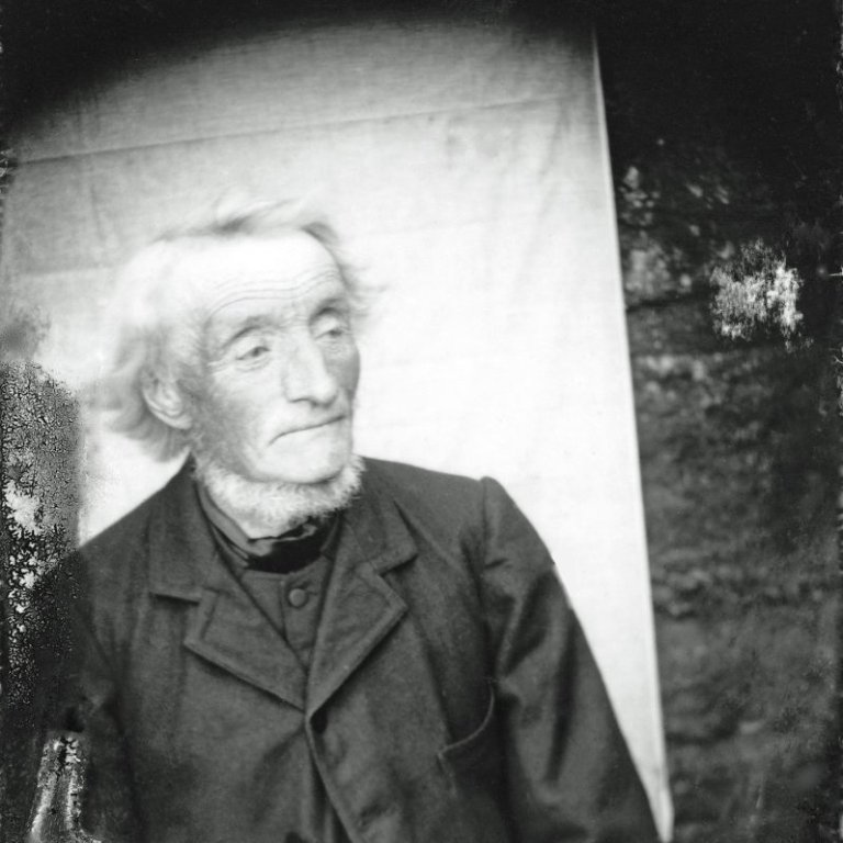 Jón Hinriksson (f. 24.10.1829 - d. 20.02.1921) skáld Helluvaði. Frá Heiðarbót. Þekkt skáld og mikill ættfaðir. K.1. Friðrika Helgadóttir frá Skútustöðum. K.2. Anna Ásmundsdóttir frá Skútustöðum. K.3. Sigríður Jónsdóttir frá Arnarvatni. Myndin tekin um 1889-1920.