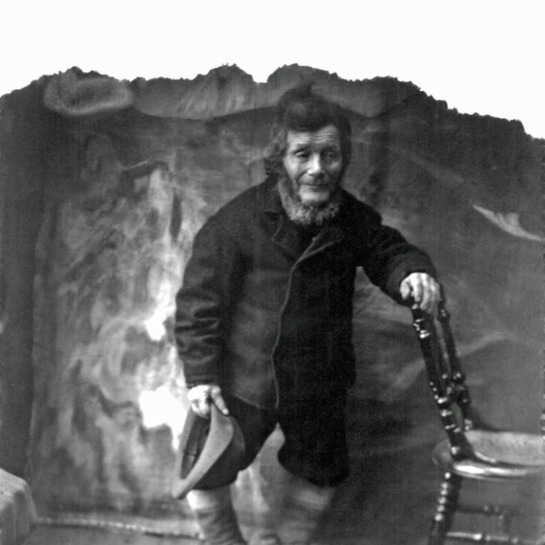 Jóhannes Jónsson (stutti) (f. um 1812 - d. 1903). Fæddur á Vaði. K. Sigríður Jónsdóttir frá Sýrnesi. Voru víða í húsmennsku í Aðaldal og Reykjadal. Myndin tekin um 1889-1920.