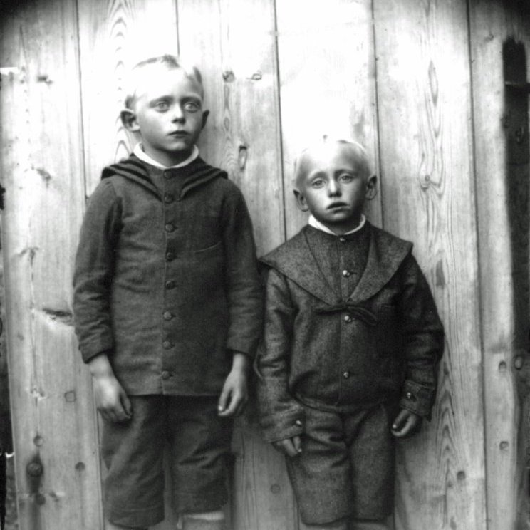 Tveir ungir drengir á Húsavík. Óþekkt. Myndin tekin um 1889-1920.