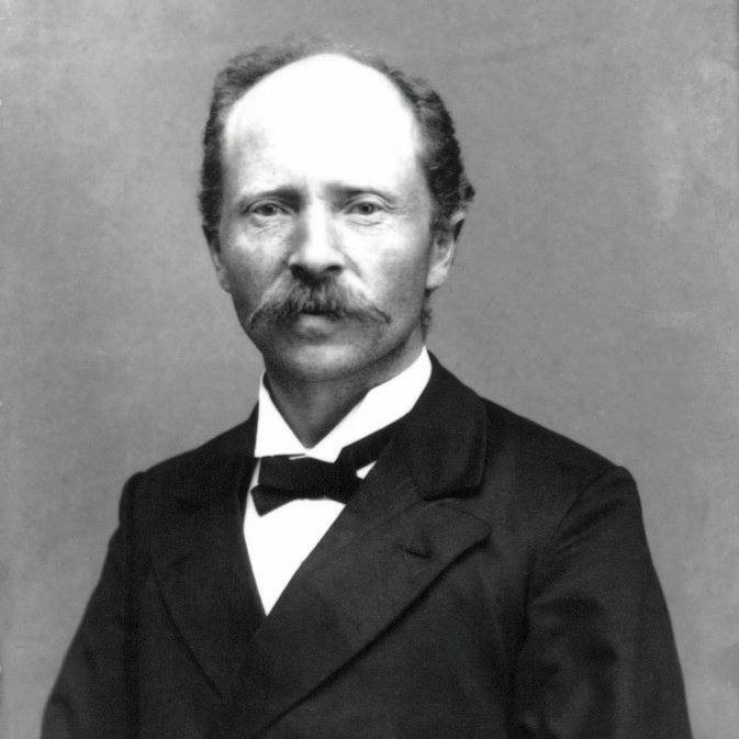 Gísli Pétursson læknir Húsavík. Sonur Péturs Ólafs útvegsbónda í Ánanaustum Gíslasonar og k.h. Valgerðar Ólafsdóttur. Héraðslæknir á Húsavík 1896 - 1914 og síðan á Eyrarbakka. K. Aðalbjörg Jakobsdóttir kaupfélagsstjóra Hálfdanarsonar. Myndin tekin ca. 1898-1912.