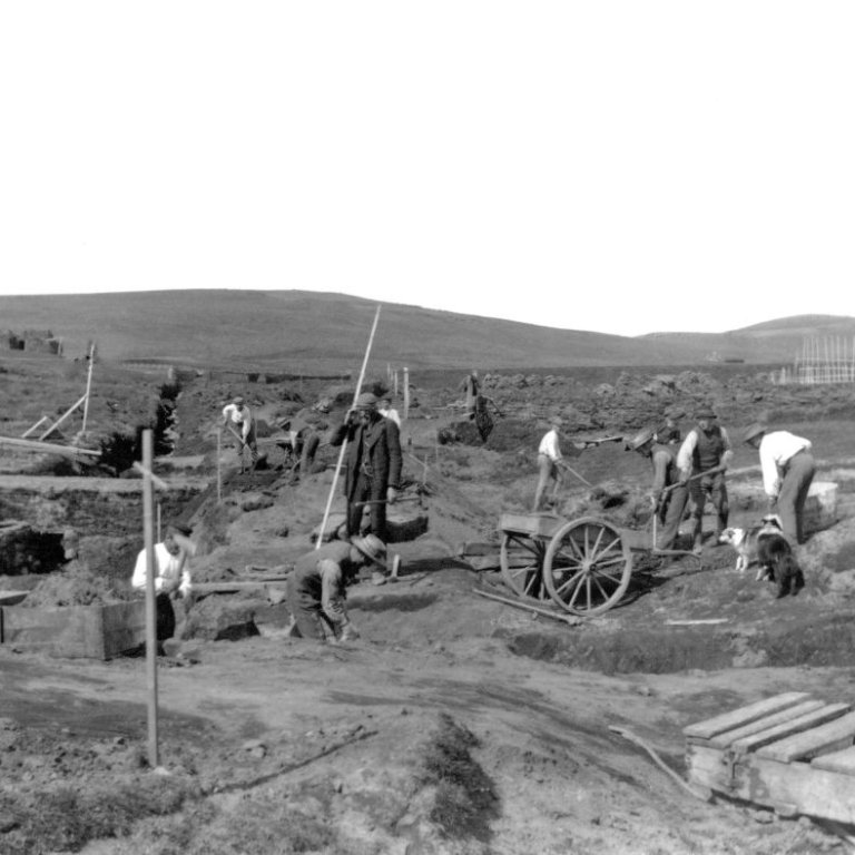Byggingaframkvæmdir hafnar í miðbæ Húsavíkur um aldamótin 1900.