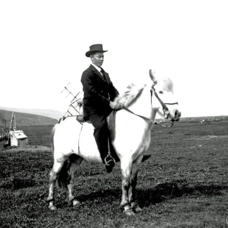 Maður á hesti. Óþekkt. Vindmylla í bakgrunni. Myndin tekin ca. 1898-1912.