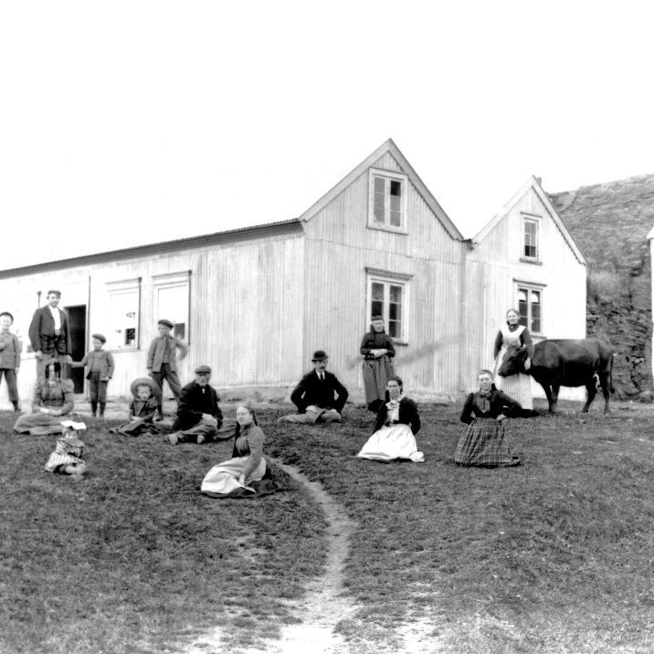 Gamla Húsavík um 1900, sr. Jón Arason á miðri mynd með hatt.