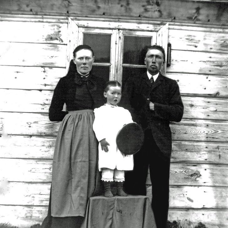 Óþekkt. Maður, kona og stúlkubarn. Myndin tekin ca. 1898-1912.