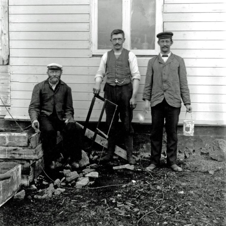 Þrír iðnaðarmenn á Húsavík. Myndin tekin ca. 1898-1912.