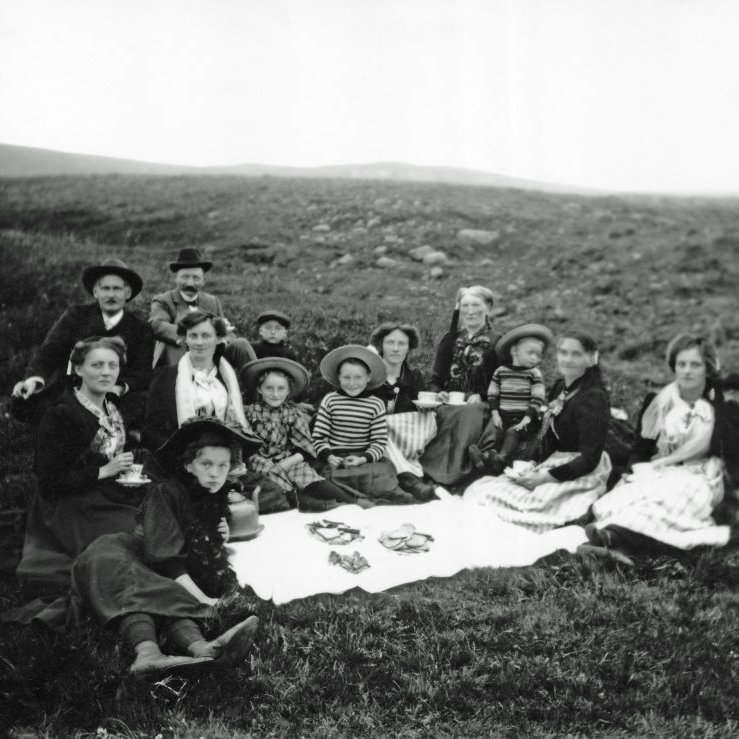 Fólk í lautarferð. Óþekkt. Myndin tekin ca. 1898-1912.