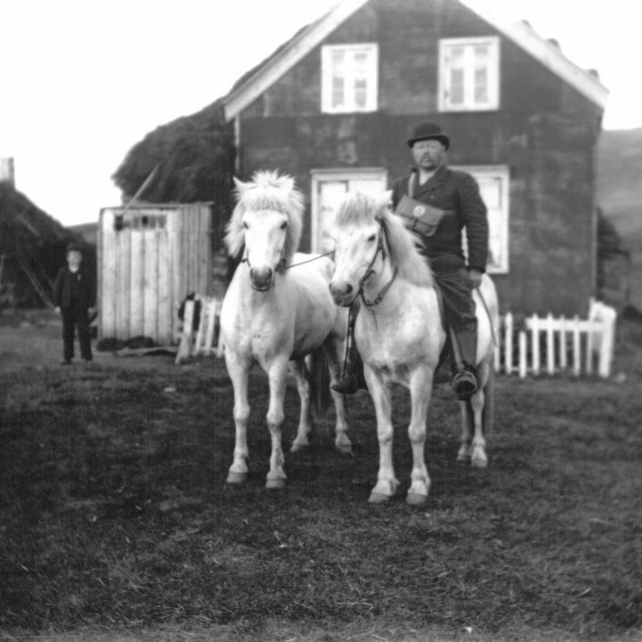 Óþekktur póstmaður á óþekktum stað. Myndin tekin ca. 1898-1912.