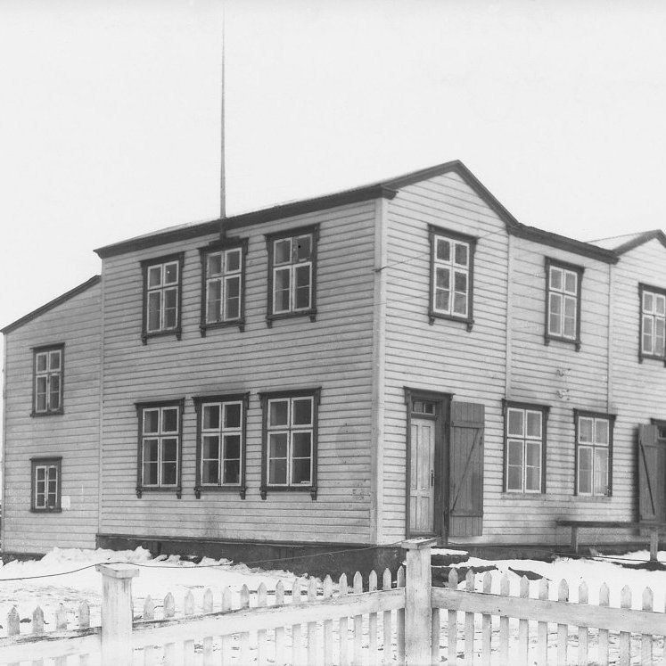 Verslunarhús Jóns Ármanns Jakobssonar, Auðnir t.v. Vallholt t.h. Myndin tekin ca. 1898-1912.