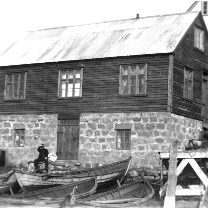 Bjarg, hús Eiríks Þorbergssonar síðar hús K.Þ.. Jaðar í bakgrunni. Myndin tekin ca. 1898-1912.