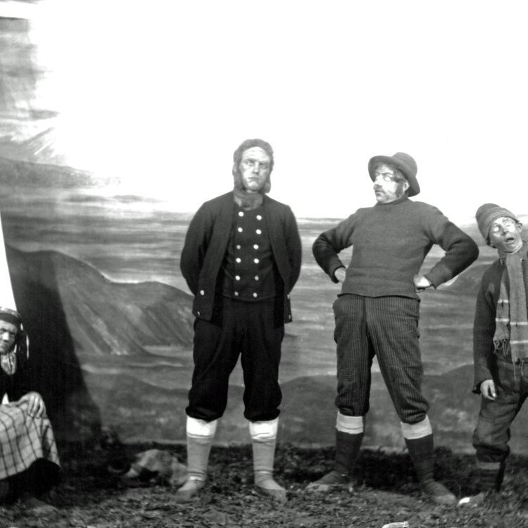 Á Grasafjalli, f.v. Grasa Gudda (Guðbjörg Óla), Sigurður í Dal (Ingólfur Helgason), Jón Sterki (Egill Jónasson) og Gvendur Smali (Benedikt Jónsson). Myndin tekin ca. 1898-1912.