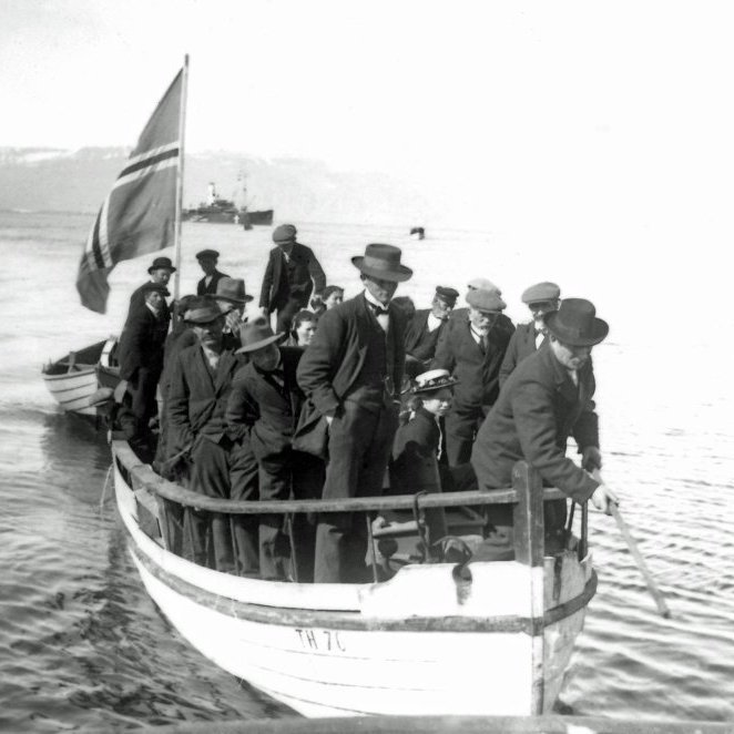 Goðafoss kemur til Húsavíkur 1915. Fólk ferjað í land.