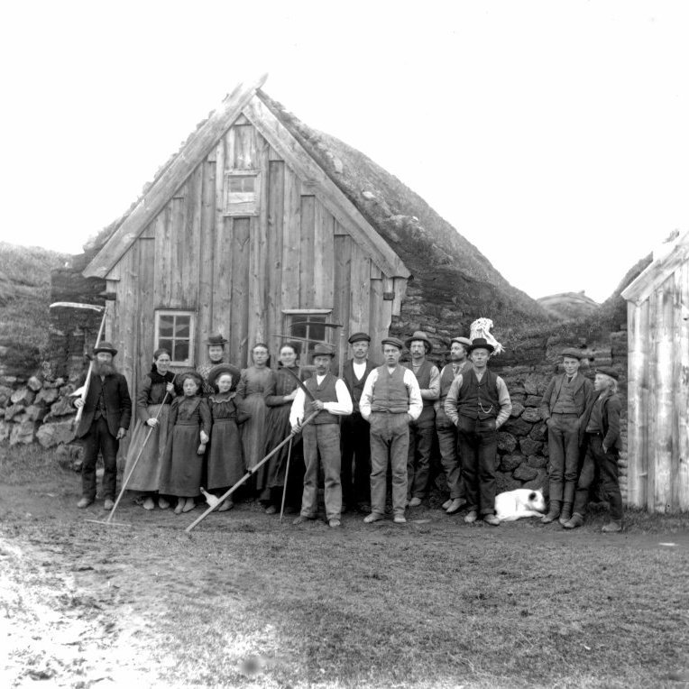 Óþekktur torfbær. Hópur fólks fyrir utan bæinn.
