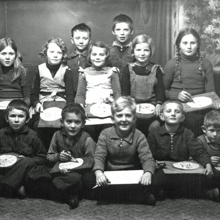 Börnin að skera út laufabrauð á Húsavík. Þóra Jónsdóttir, Sigríður Kristjánsdóttir, Stefán J Hjaltason, Margrét Þórarinsdóttir, Einar Örn Björnsson, Birna Björnsdóttir, Sigríður Jónsdóttir, Jón Jóhannesson, Ingvar Þórarinsson, Hannes Hafstein, Stefán Þórarinsson og Páll Þór Kristinsson.