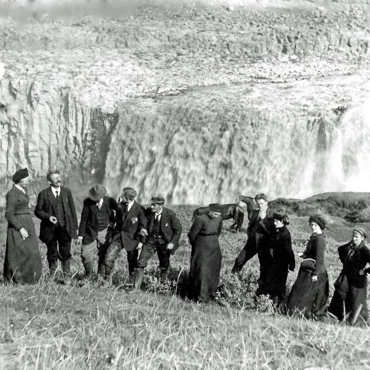 Ferðafólk við Dettifoss um 1920.