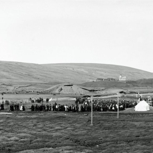 Breiðamýri í Reykjadal. Þinghúsið til hægri. Frá 25 ára afmæli Kaupfélags Þingeyinga að Breiðumýri 17. júní 1907.  Einarsstaðakirkja í fjarska.