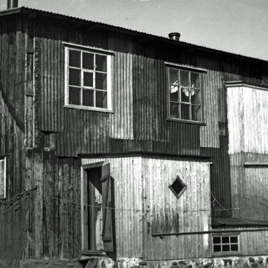 Kirkjubær. Gamla Húsavíkurkirkja sem Eiríkur Þorbergsson keypti og flutti á sem síðar varð Kaupfélagsplanið. Hann rak ljósmyndastofu í húsinu um tíma.