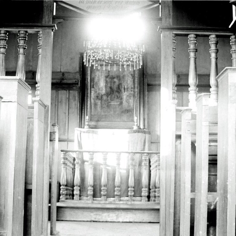 Gamla Húsavíkurkirkja. Altarið. Kirkjan kölluð Surtla. Myndin tekin ca. 1898-1912.