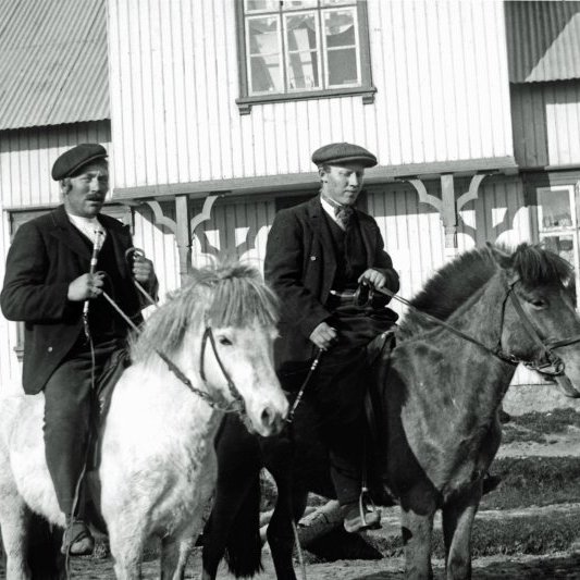 Halldór Gamalíel Sigurjónsson og mágur hans Jóhannes Guðmundsson frá Flögu í Þistilfirði. Myndin tekin fyrir utan Kirkjubæ hús Eiríks Þorbergssonar