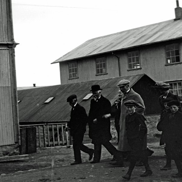 Bræður þrír frá Gautlöndum á ferð ásamt fleira fólki. Frá vinstri: Jón Gauti Jónsson, Pétur Jónsson ráðherra og Steingrímur Jónsson sýslumaður. Húsin frá vinstri: Sér í Söludeild, þá sláturhúsið byggt 1907 og Efri-Fjalar. Þar fóru fram leiksýingar m.a. laust fyrir 1910.