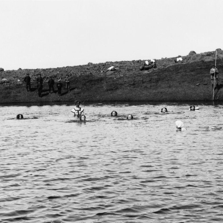 Sundkennsla við Botnsvatn. Myndin tekin ca. 1898-1912.
