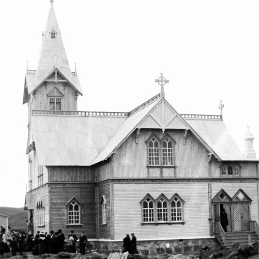 Húsavíkurkirja nýbyggð. 1907-1908. Verið að hlaða grunn Bjarnahúss.