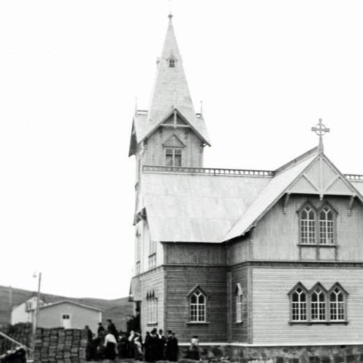 Húsavíkurkirja nýbyggð. 1907-1908. Verið að hlaða grunn Bjarnahúss.
