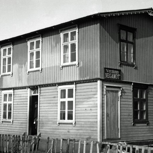 Verslunin Vegamót sunnan Búðarár. Guðni Þorsteinsson, kallaður almáttugur, var vegaverkstjóri. Því gekk húsið undir nafninu Himnaríki. Stakkstæði handan Búðarár. T.h. sér í Jónasarhús sem byggt var sem fyrsta tugthús í Þingeyjarsýslu.