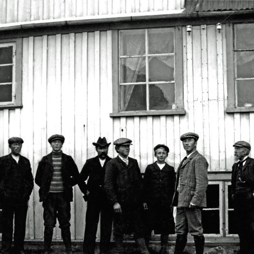 Hópur manna við Jaðar sem byggður var 1883. Frá vinstri: ?, Guðmundur Vilhjálmsson forstjóri Eimskipafélagsins, ?, Glúmur Hólmgeirsson Vallakoti, Jón Gautur Jónsson starfsmaður K.Þ., Sigurður Bjarklind kaupfélagsstjóri og Benedikt Jónsson frá Auðnum.