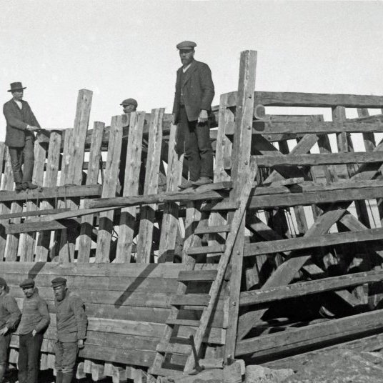 Hópur manna að smiða bryggjukar fyrir bryggju K.Þ.. K.Þ. lét byggja tilraunabryggju 1910 en hún eyðilagðist fljótlega í brimi. Önnur var byggð 1911-1913.