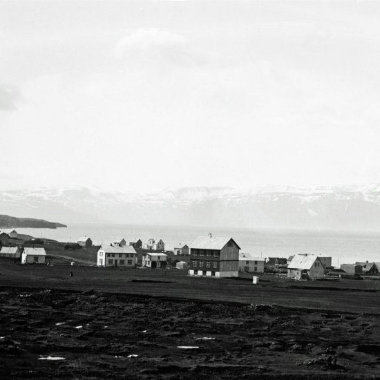 Húsavík um 1910. Tekið til vesturs frá Skálamelnum. Næst hús sem eru hofin auk barnaskólans. Sunnuhvoll lengst til vinstri. Guliskúr og Gamli Baukur sunnan Guðjohnsensverslunar.