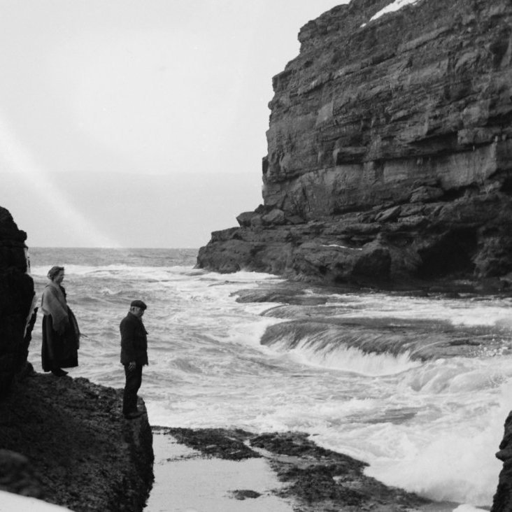 Benedikt Jónsson frá Auðnum og Berljót dóttir hans úti í Snásum. Snása er afbökun á orðinu snös og bundið við Húsavík. Í örnefnaskrá fyrir Húsavík er talað um Ytri- og Syðri- Snásu. Sér í YtriSnásu fjær. Við blasir Hákarlshellir þar sem Húsvíkingar hengdu upp hákarl. Ingunnarpollur fram undan. Þar drukknaði Ingunn dóttir sr. Ketils Jónssonar prests í Húsavík. Krakkar léku sér oft á kleinunum úti í Snásum.