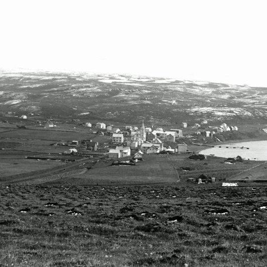 Húsavík 1907. Kirkjan byggð en barnaskólinn ekki. Vallholt t.v. Torfbæir tveir fremst t.h. Höfðabrekka og  Garður. Myndin tekin utan ú Höfða til suðurs.
