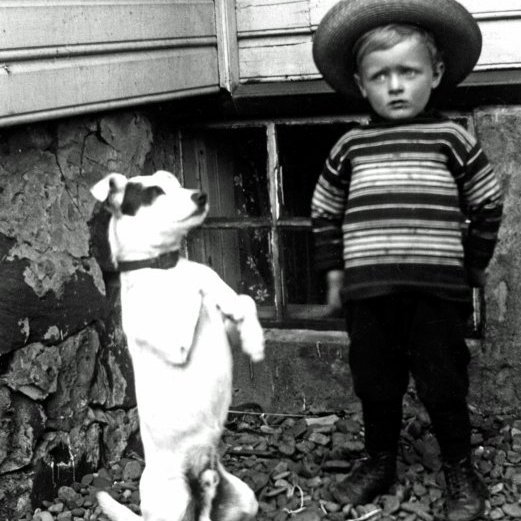 Drengur með hund. Óþekkt