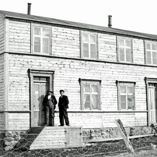 Vetrarbraut stóð nokkru framar en Garðarsbraut 21, við hina gömlu aðalgötu. Hinn mikli framkvæmdamaður Steinólfur Geirdal reisti Vetrarbraut 1901. Margir bjuggu í Vetrarbraut, því að þar var leiguhúsnði áratugum saman. Frá 1931 átti Kristinn Jónsson kaupmaður húsið og síðar erfingjar hans. Bærinn keypti Vetrarbraut 1969 og var hún rifin.