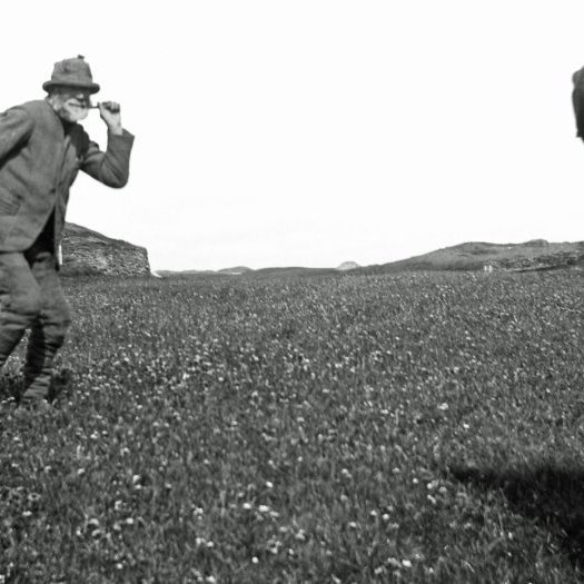 Óþekkt. Maður mundar staf og kona fylgist með.
