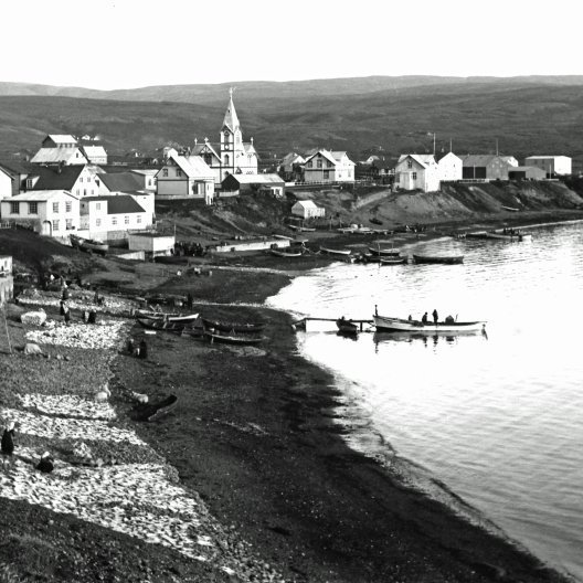 Húsavík 1908. Barnaskólinn ekki risinn. Myndin tekin utan af Beinabakka.