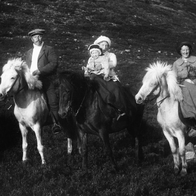 Sigurður Bjarklind og Unnur Benediktsdóttir Bjarklind (Hulda skáldkona) ofl. í útreiðartúr.