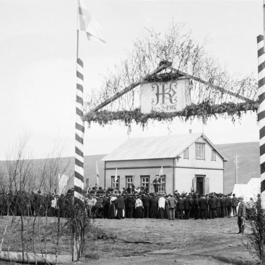 Frá 25 ára afmæli Kaupfélags Þingeyinga að Breiðumýri 17. júní 1907. Hátíðarhliðið og þinghúsið.