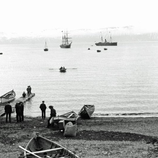 Húsavíkurhöfn. Verið að flytja fólk og vörur í land.
