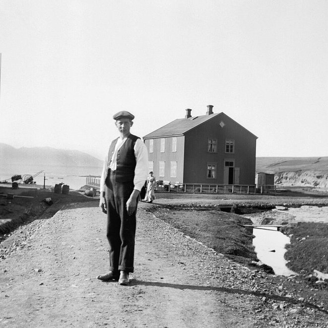 Guðjohnsensverslun og Guðjohnsenshús. Bæjarlækurinn til hægri.