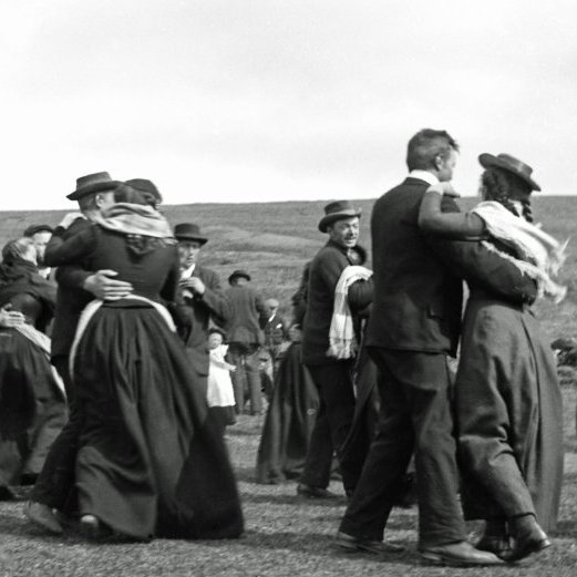 Óþekkt samkoma. Fólk að dansa.